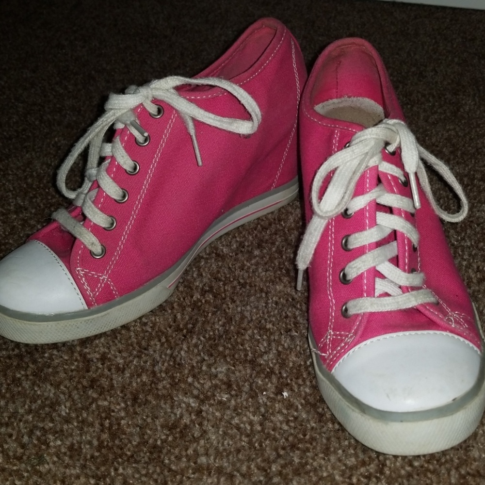 Fuschia colored, converse style wedges.